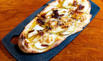 vinocruz apple brie pizza